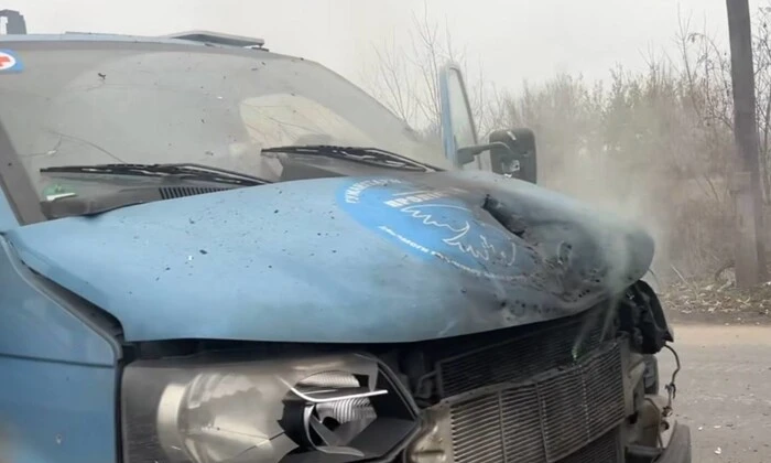 Російський FPV-дрон атакує авто з журналістами