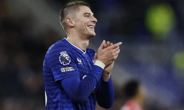Mykolenko extends contract with Everton