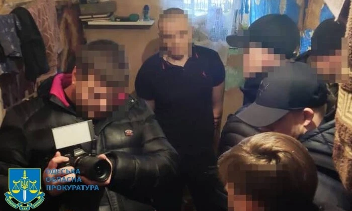 В альтернативных вариантах представлены трое преступников