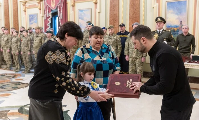 Президент вручає Золоті Зірки полеглим воїнам та їх рідним