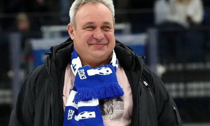 Діти грають поряд з бібліотекою