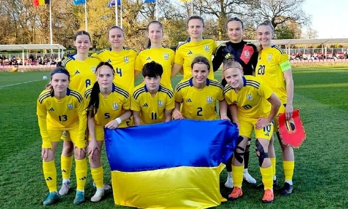 Молодіжна жіноча збірна України на футбольному полі