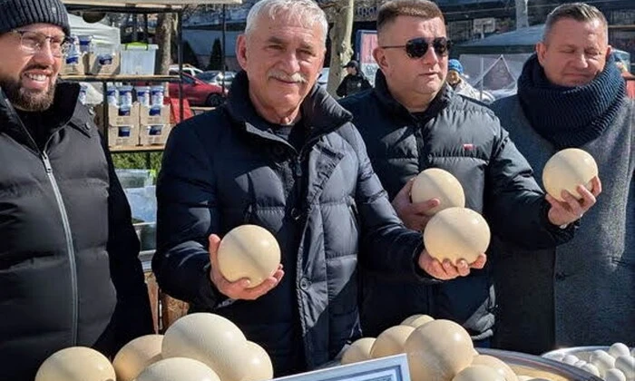 Мешканці Чорноморська готують зелений борщ