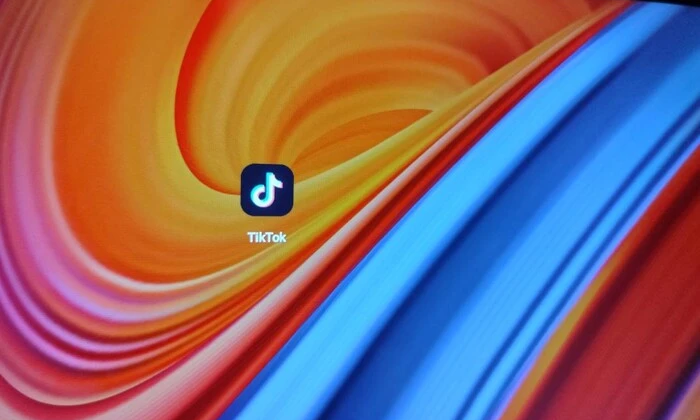 Поддельное изображение курьера, который отправляет данные