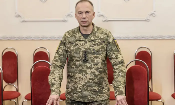 Сирский на фоне украинского флага
