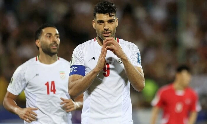 Прапор Ірану та футбольний м'яч