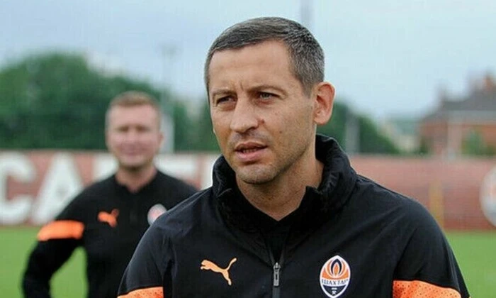 Футболист в майке Шахтера