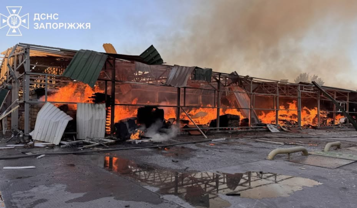 Пожар из-за взрыва на складе