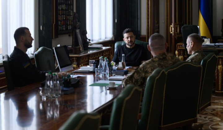 Зеленський розмовляє з командирами корпусів