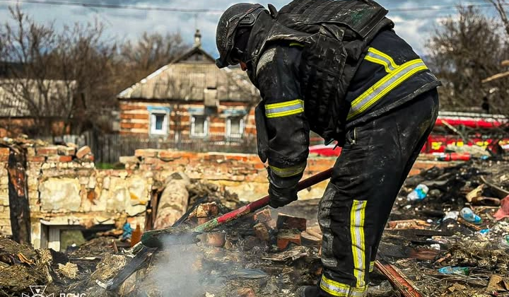 Поврежденные дома и пожары от ракетного удара