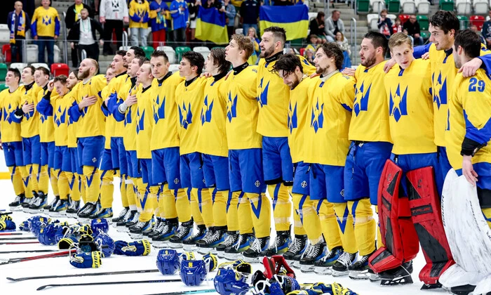 Збірна України грає в хокей з Японією