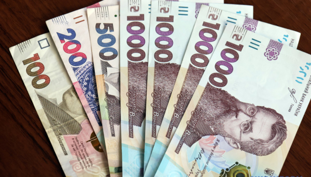 Ганебно низька зарплата вчителів в Україні