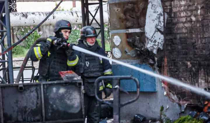 Дрон атакує харківських рятувальників у пожежі