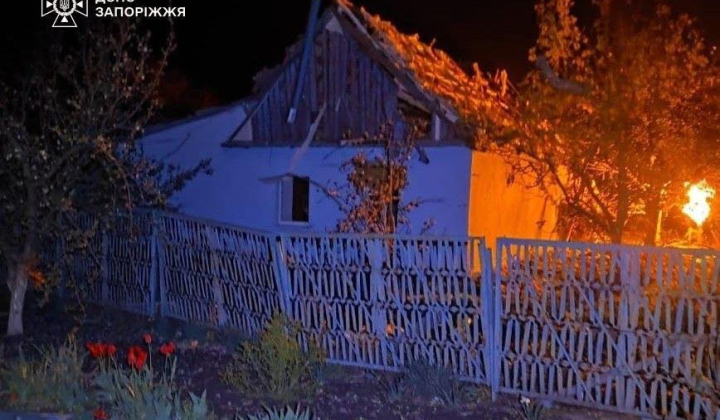 Поврежденные дома и АЗС от авиаудара