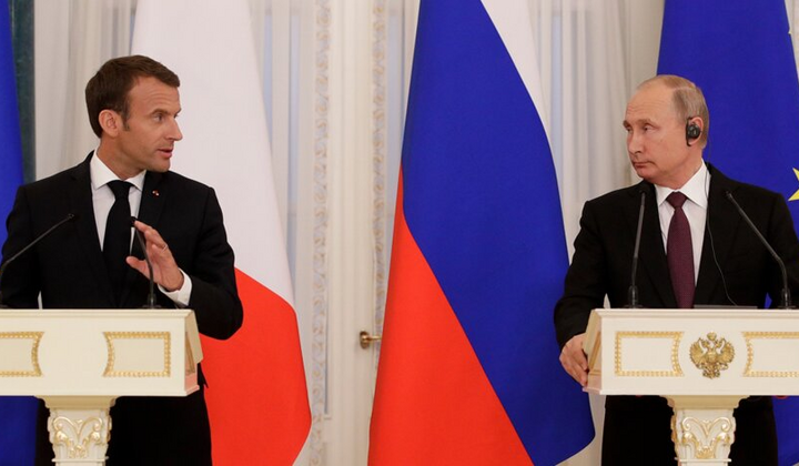Макрон и Путин разговаривают за столом