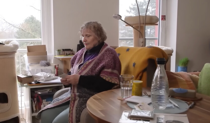 Пенсіонер з документами і паперами