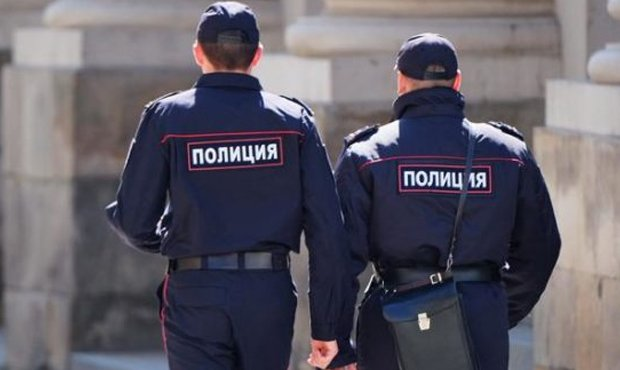 Полицейский обратил внимание на мужчину, ешьго без маски