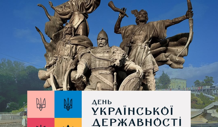 Флаг Украины на фоне исторических памятников