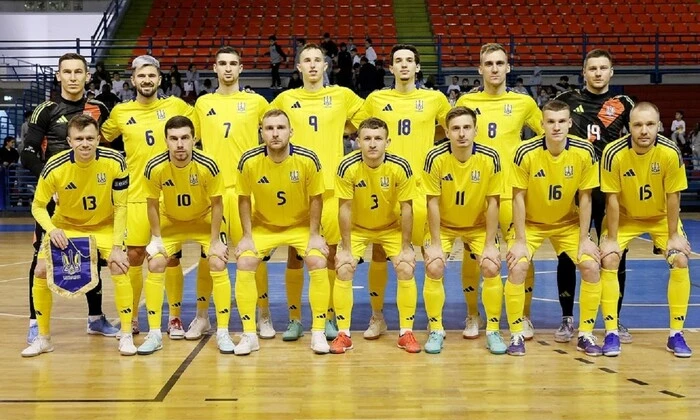 Логотип ФІФА на тлі футзального поля
