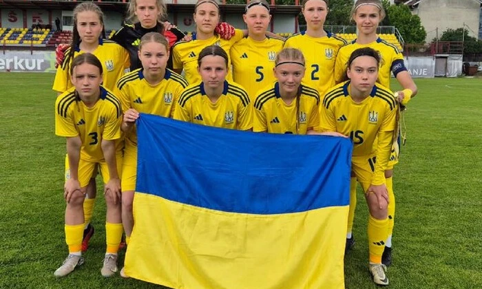 Девушки сборная Украины празднуют победу в серии пенальти