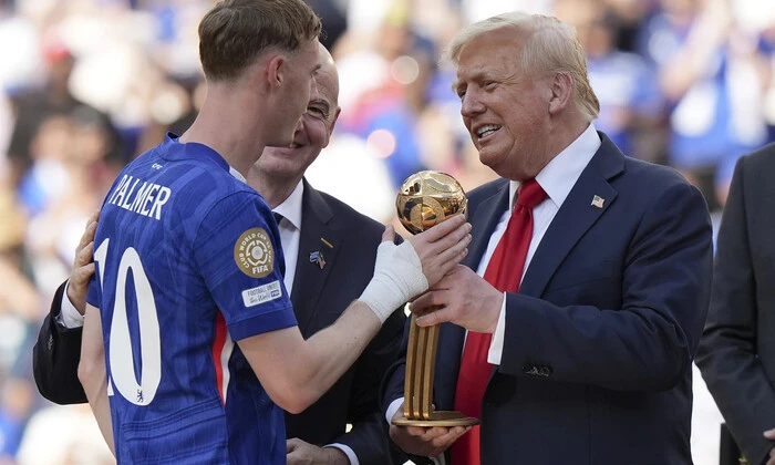 Трамп вручає нагороди гравцям футболу