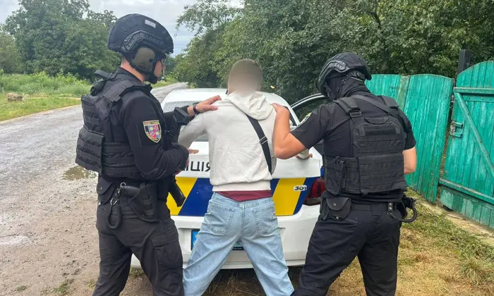 Мужчина стреляет в подростков