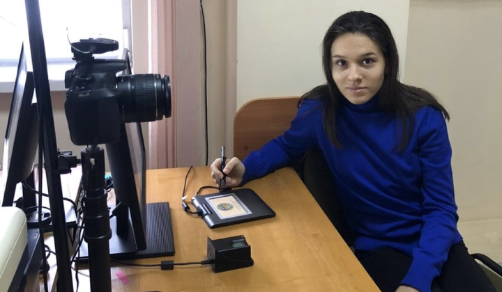 Елеонора Гаращенко получает ID-карту