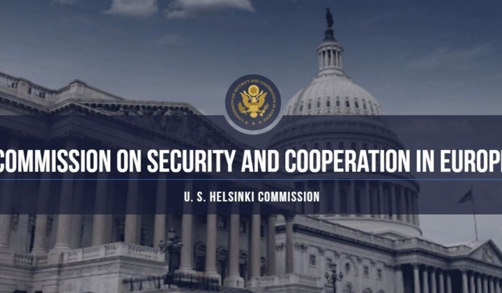 Люди читають газету з Російським заголовком