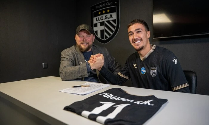 Сын легендарного футболиста позирует со знаком ЮКСА