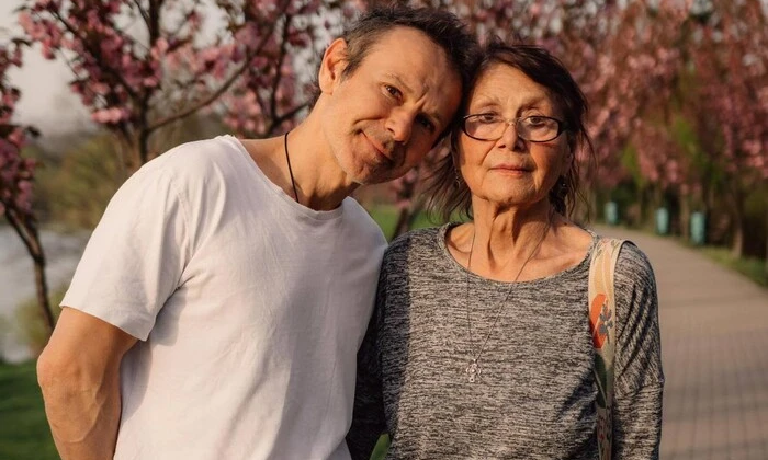 Святослав Вакарчук з мамою на фото