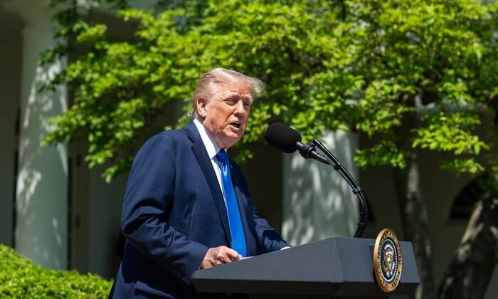 Трамп у костюмі Папи Римського