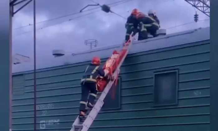 Надзвичайники врятували підлітка на даху вагона