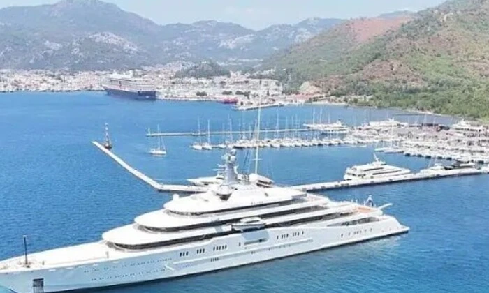 Шикарна яхта Абрамовича в турецькій затоці