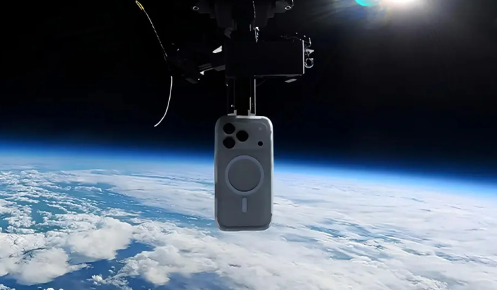 Guinness Record: Smartphone Plunges 30 Kilometers Without a Parachute and Survives