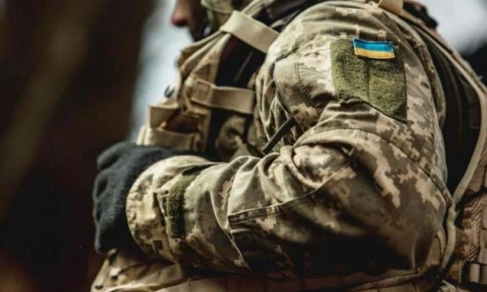 Молодежь разговаривает с военным