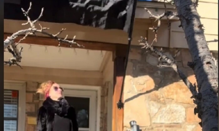 Черные флаги подвешены к домам