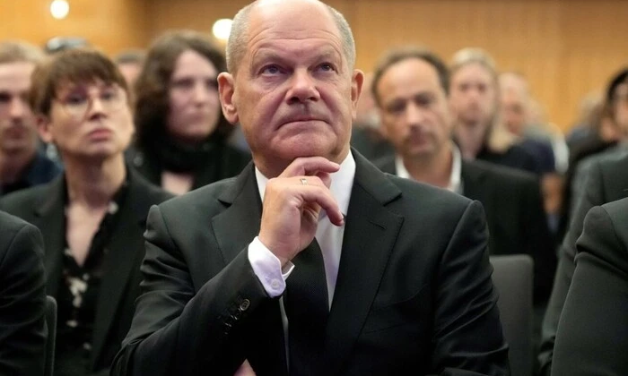 Чоловік штрафується за обійняння Шольца