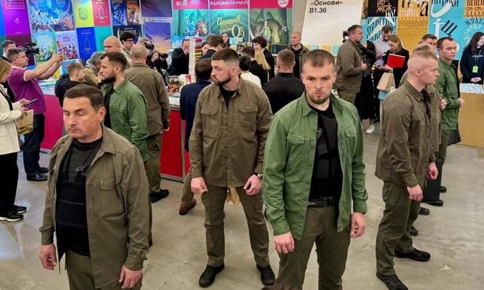 Зеленського оточили охоронці на книжковому ярмарку