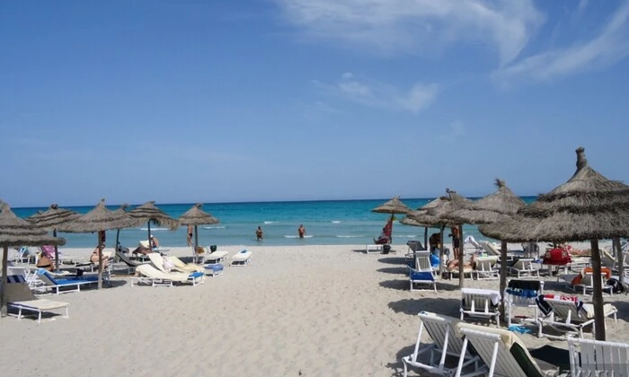 Туристи тікають від смертельних бактерій у воді