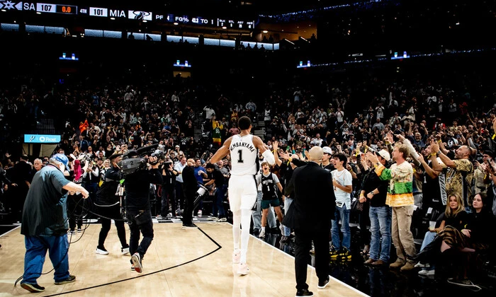 Сніжно-білий м'яч на фоні корті