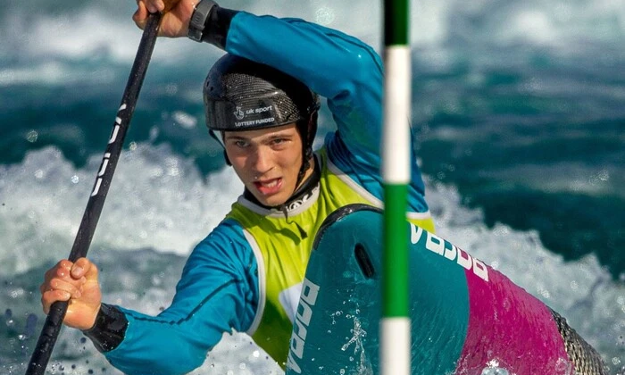 Британський спортсмен на фоні забороненої сторінки