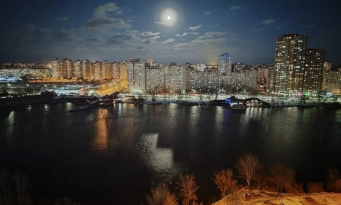 Хмарно з проясненнями, місцями ожеледиця