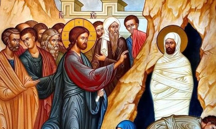 Люди гуляють на вулиці