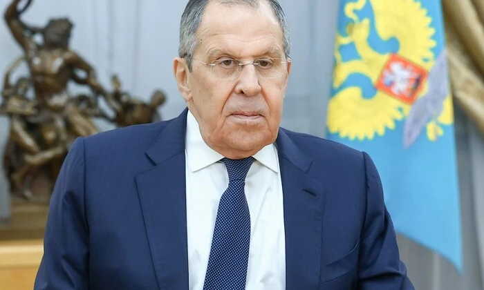 Портрет Сергея Лаврова в маске, символизирующий продолжение атак на Украину