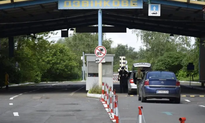Призупинено роботу пункту пропуску на кордоні