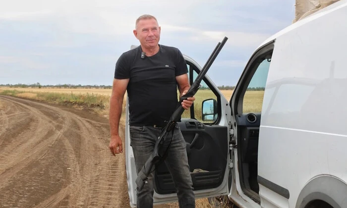 Фермер збиває російські дрони гвинтівкою