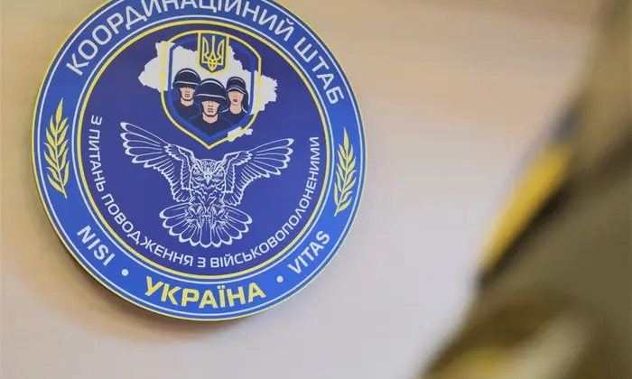Украинцы, возвращенные из плена, общаются с военными