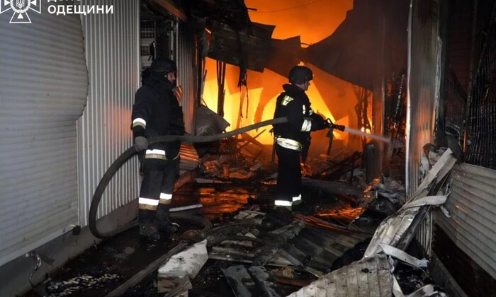 Одеса: рятувальники гасять пожежу на ринку «Привоз»