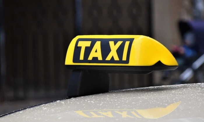 П'яний польський поліцейський тримає таксиста