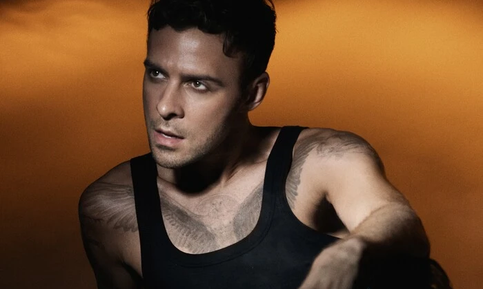 Макс Барских співає на концерті